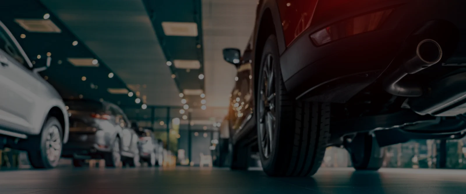 Araç bakım atölyesinde otomobiller